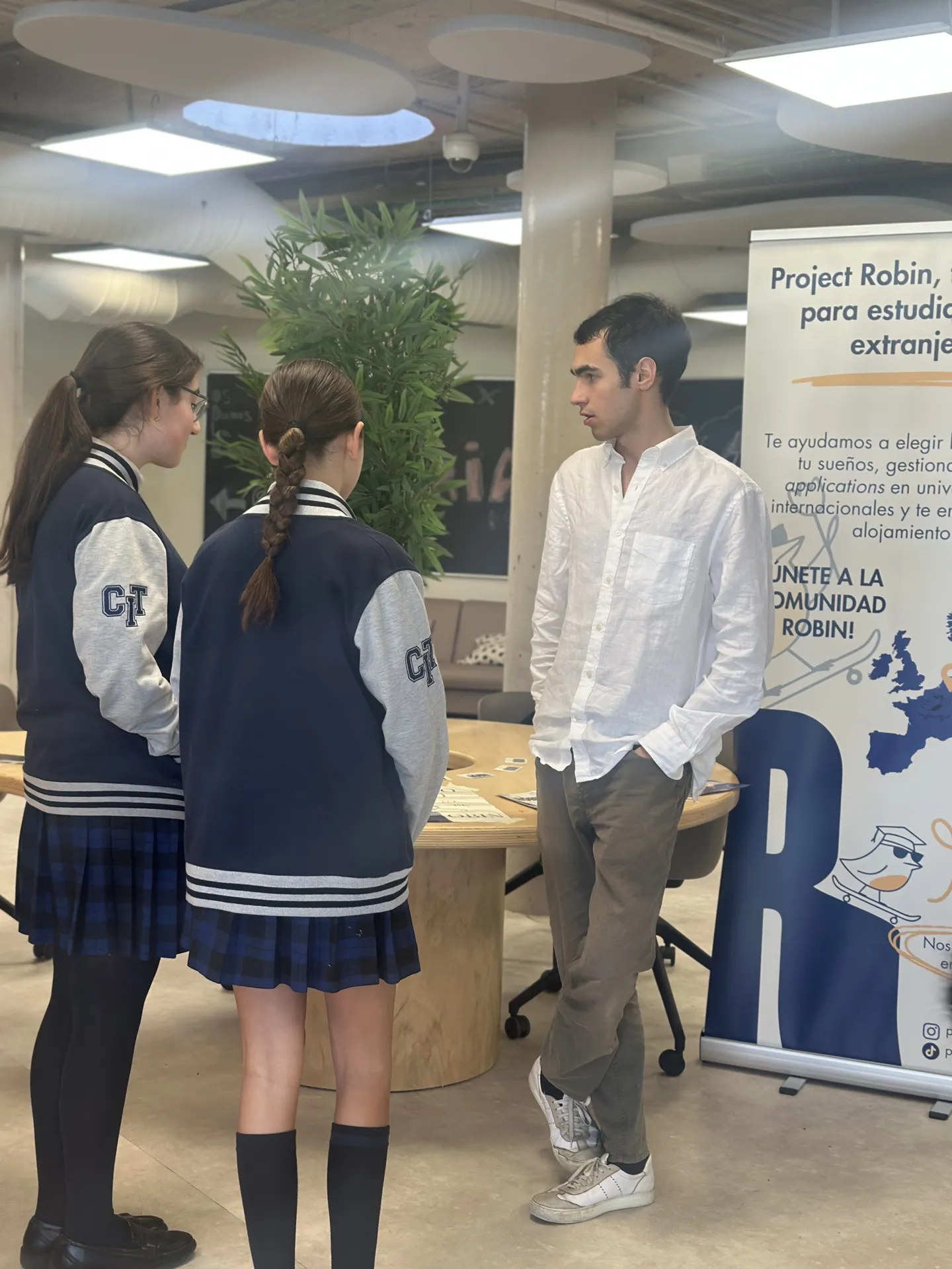 Alumnas hablando con un mentor de Robin