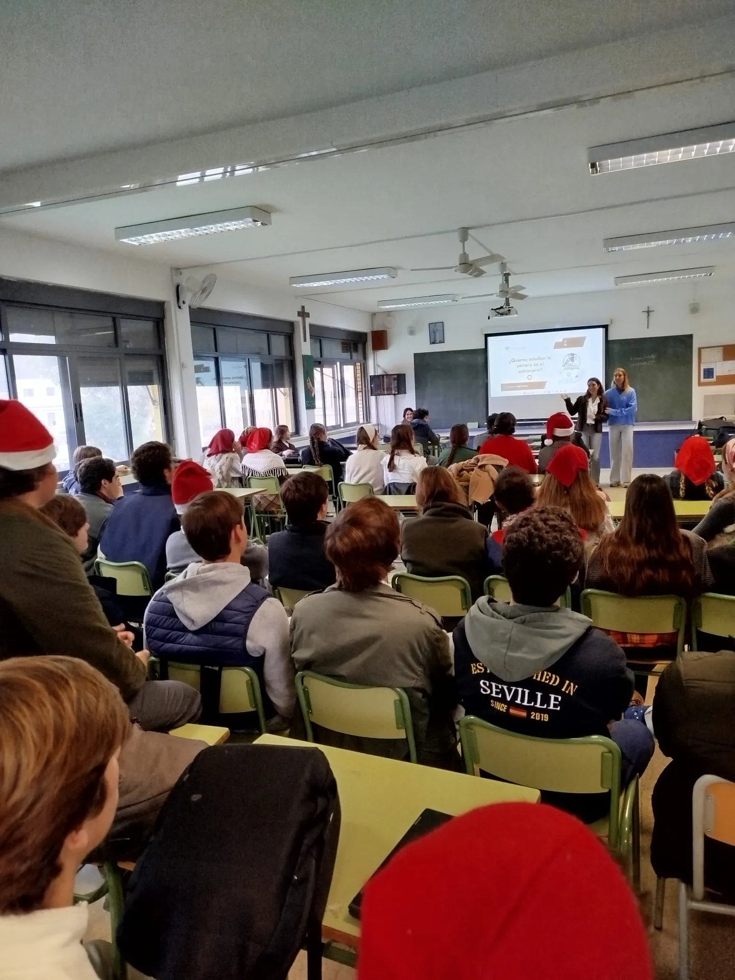Charla de Robin ante un auditorio de alumnos de Bachillerato