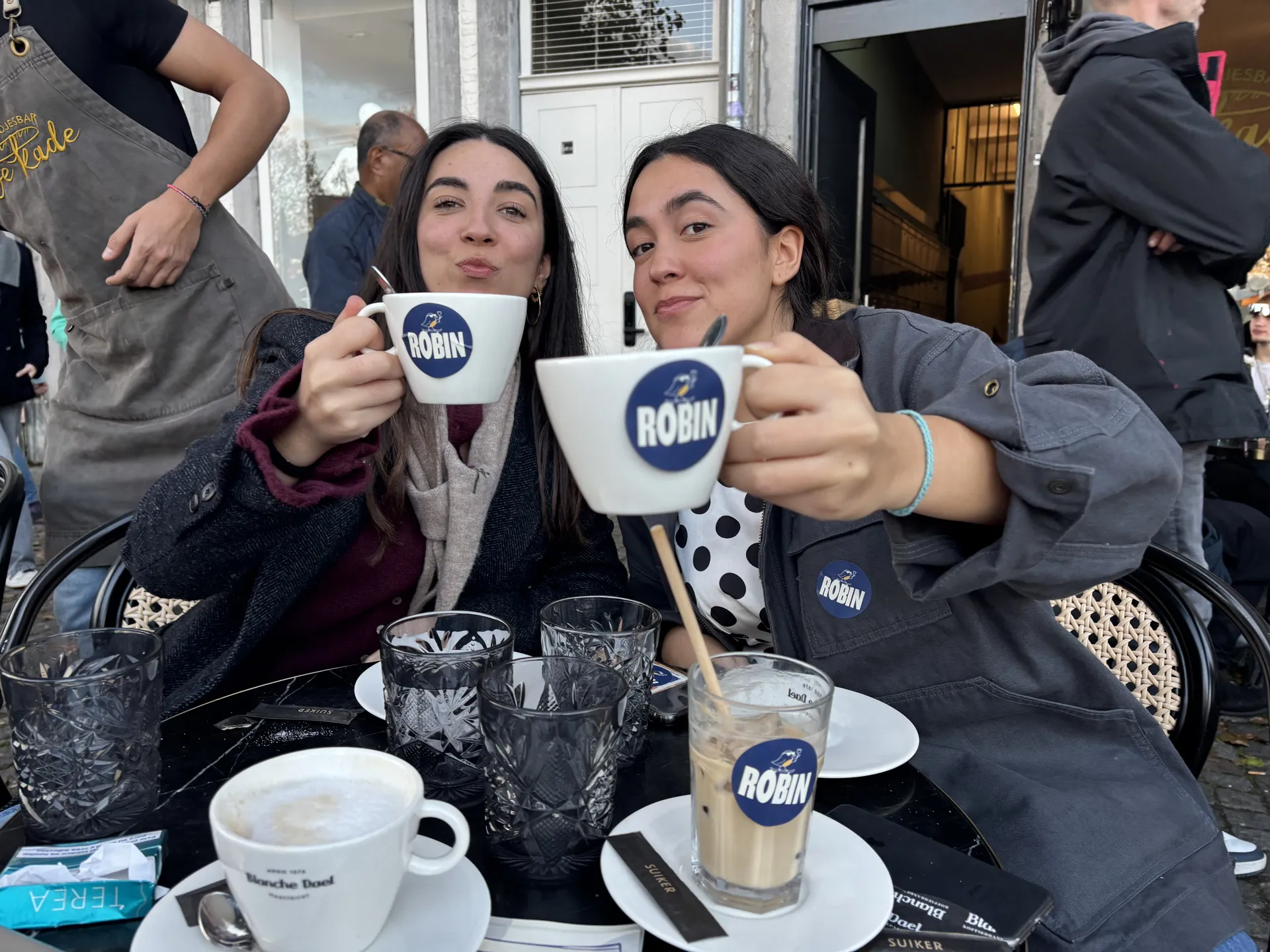 Dos Robins brindando con las tazas de Robin